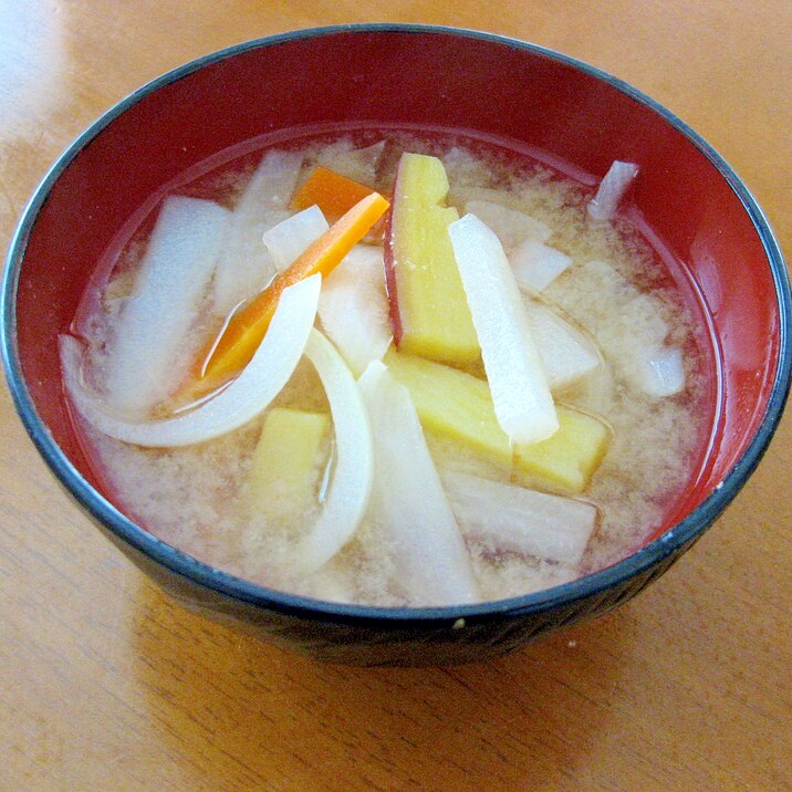 さつま芋☆大根☆玉ねぎ☆人参☆具だくさんのお味噌汁